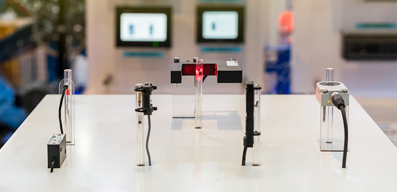 非接触センサとは？仕組みや種類・活用メリットと光センサの特長をわかりやすく解説